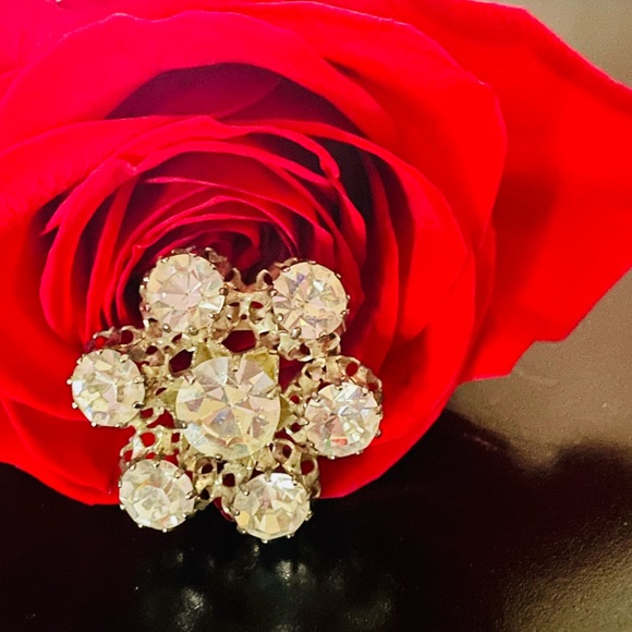EMEGCY Rhinestone Flower Brooch Pin - Yellow Lapel Pin Jewelry For Women, Copper Base